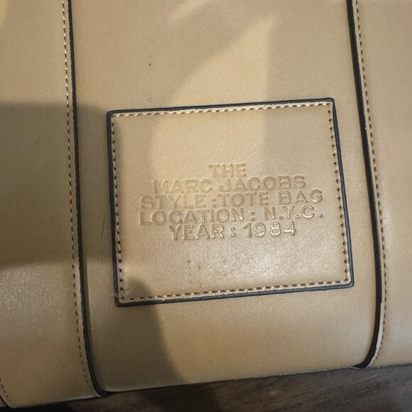 The Tote Bag Leather Medium Traveler Tote Bag - Picture 4 of 9